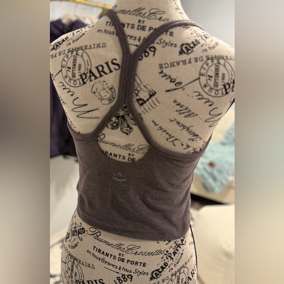 Beyond Yoga Cropped Tank Top Womens Large Grey Racerback Built-In Bra - Picture 5 of 7